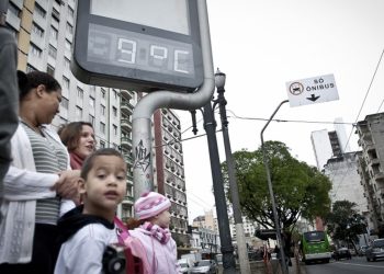 A Defesa Civil do Estado de São Paulo alerta a população para a chegada de uma onda de frio que atingirá o estado a partir das primeiras horas da próxima segunda-feira, 29
