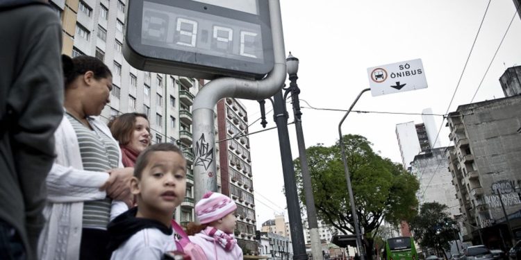 A Defesa Civil do Estado de São Paulo alerta a população para a chegada de uma onda de frio que atingirá o estado a partir das primeiras horas da próxima segunda-feira, 29