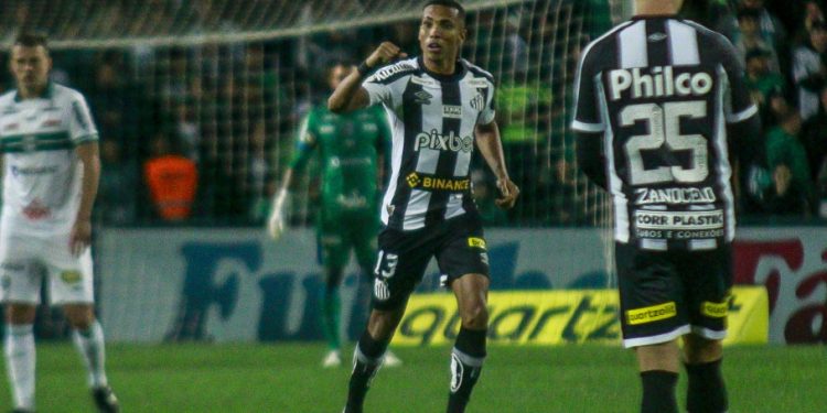 21ª rodada do Brasileirão Assaí: Santos derrota o Coritiba, no Couto Pereira, por 2 a 1
