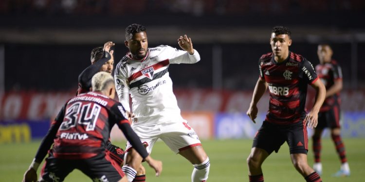21ª rodada do Brasileirão Assaí:  São Paulo perde para o Flamengo, por 2 a 0, na noite deste sábado (6), no estádio do Morumbi, em SP