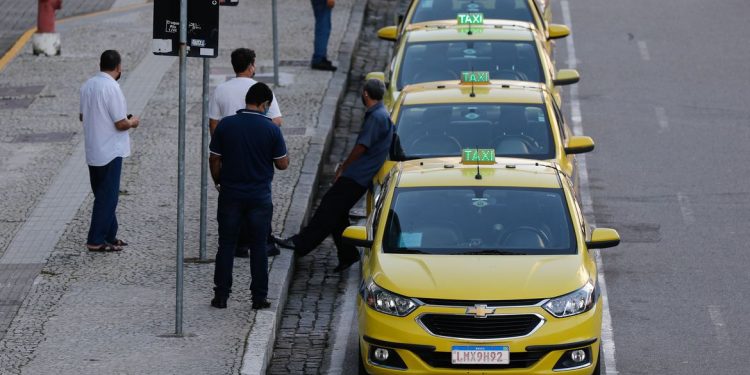 Começa hoje o pagamento do Auxílio Taxista: Motoristas cadastrados até 15 de Agosto recebe duas parcelas