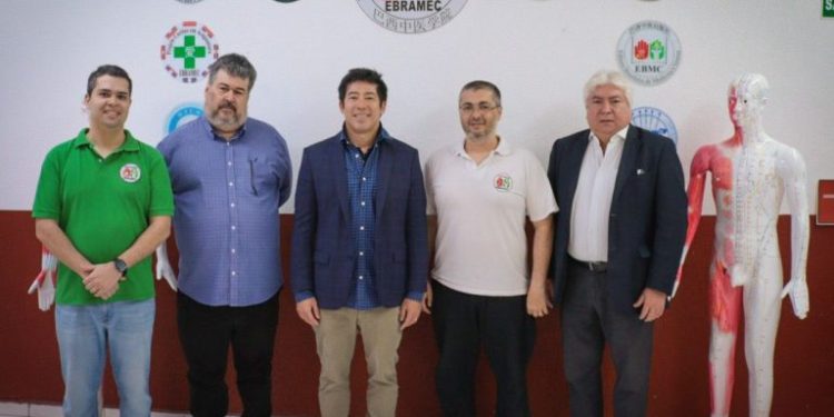 Medicina oriental: Thomas Law, visita escola brasileira de Medicina Chinesa