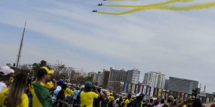 Desfile em comemoração ao Bicentenário reúne multidão na Esplanada