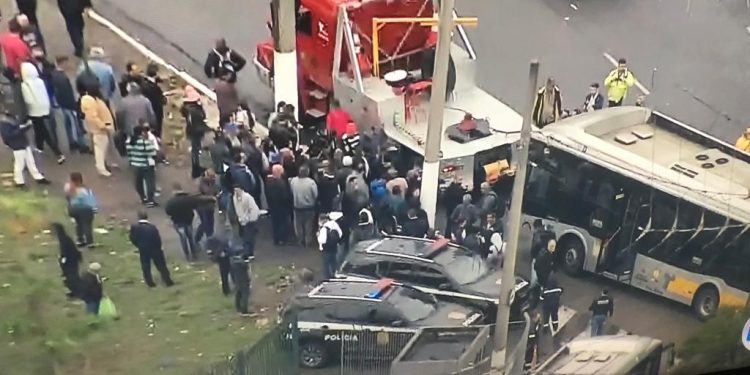 Greve dos Motoristas de ônibus. Manifestação no terminal do Parque Dom Pedro II