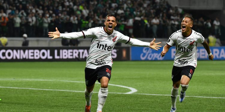 LIBERTADORES: Palmeiras dá Adeus a taça. Estava ganhando de 2×0, vacilou e o Atlético Paranaense empatou 2×2.