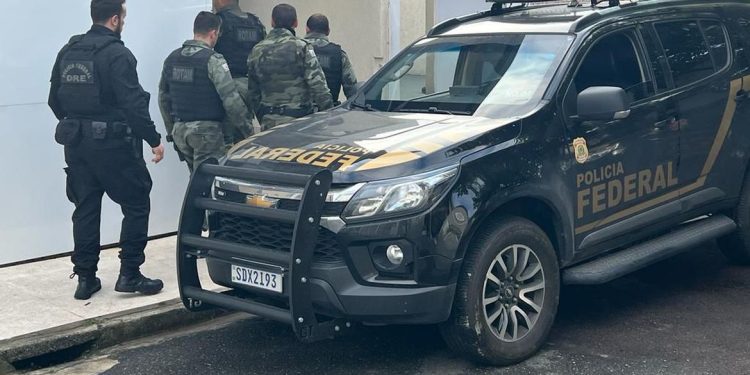 Polícia Federal (PF), em parceria com a Interpol, deflagrou hoje (20) a Operação Duplo Risco a fim de desarticular organizações criminosas especializadas em tráfico transnacional de entorpecentes.