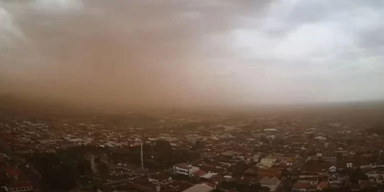 Nuvens de areia cobrem cidades no interior de SP e fenômeno pode se repetir no feriado