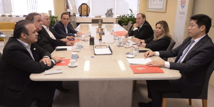 Thomas Law recebe no Ibrachina o Secretário de Turismo e Viagens do Governo, Roberto Lucena