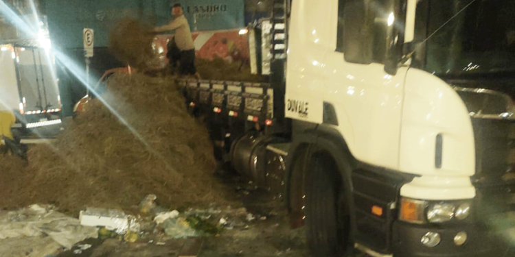Próximo ao “Mercadão”, equipe da GCM flagra descarte de resíduos. Proprietário do caminhão foi multado em R$28.000,00