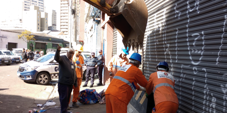 São Paulo Centro: Subprefeitura Sé realiza emparedamento em ferros velhos irregulares
