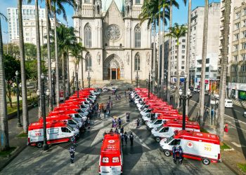 Prefeitura de SP entrega 42 novas ambulâncias para o Samu e anuncia contratação de 896 novos profissionais para o serviço