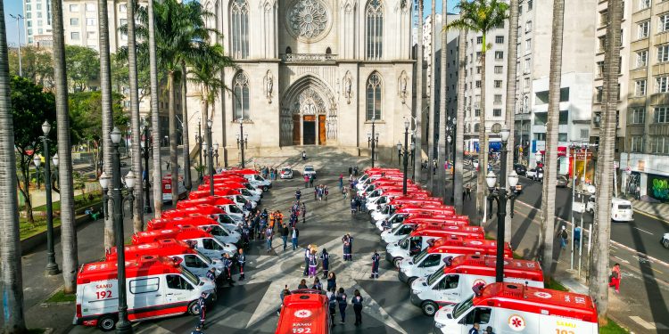 Prefeitura de SP entrega 42 novas ambulâncias para o Samu e anuncia contratação de 896 novos profissionais para o serviço
