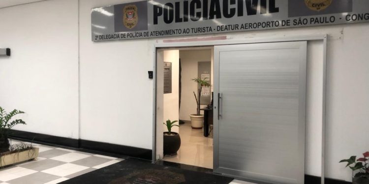 2ª Delegacia de Atendimento ao Turista (Deatur),do Aeroporto de Congonhas prende falso funcionário da Receita Federal em flagrante