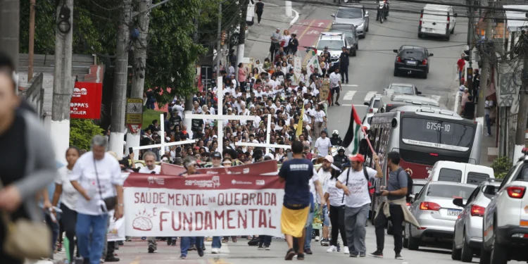 Caminhada em SP pede paz e saúde mental em bairros da periferia