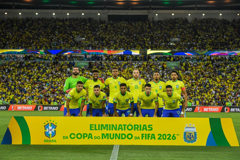 Argentina vence Brasil no Maracanã e fecha 2023 na liderança das  Eliminatórias