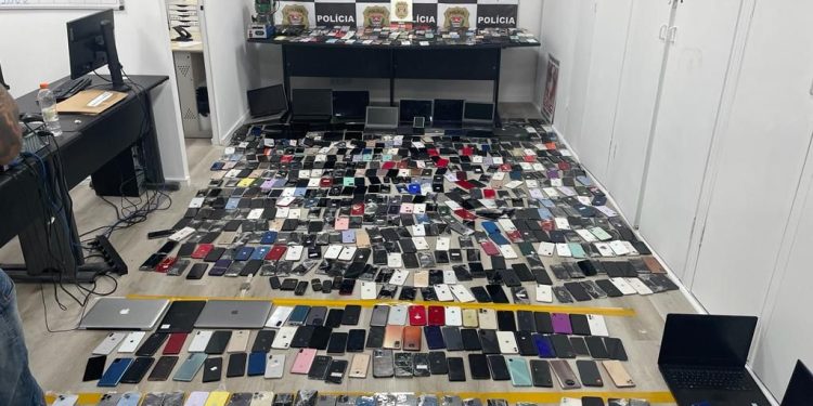 Centro do SP: Mais de 850 aparelhos eletrônicos apreendidos, agora a polícia precisa identificar donos de celulares recuperados