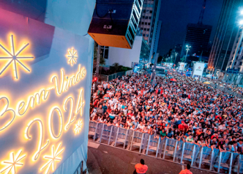 Dois milhões de pessoas comemoram a  chegada de 2024 no Réveillon da Paulista