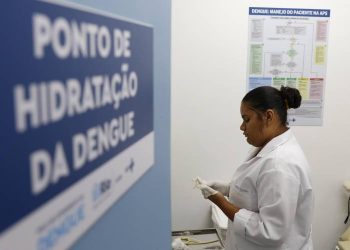 Conheça os sintomas da dengue, as fases da doença e os sinais de alerta