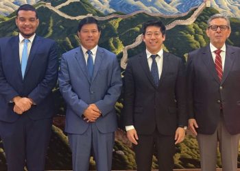 Thomas Law é recebido na Embaixada da China, em Brasília