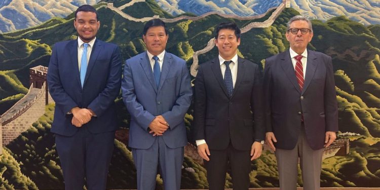 Thomas Law é recebido na Embaixada da China, em Brasília