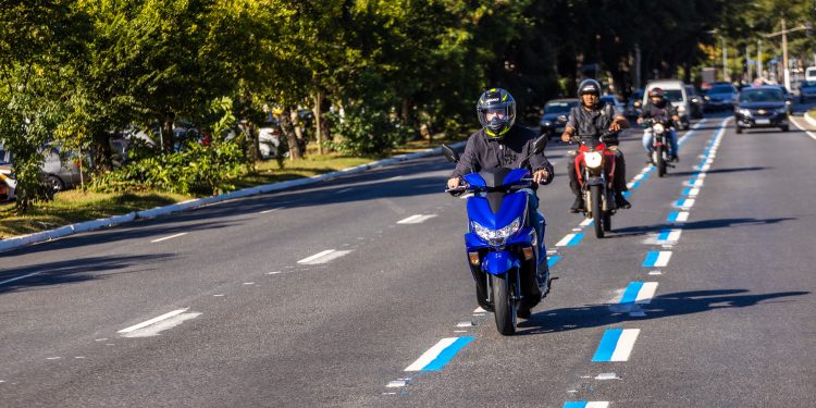 Prefeitura de SP entrega mais 8,1 de Faixa Azul para motos, na Av. Washigton Luís e Av. Santos Dumont