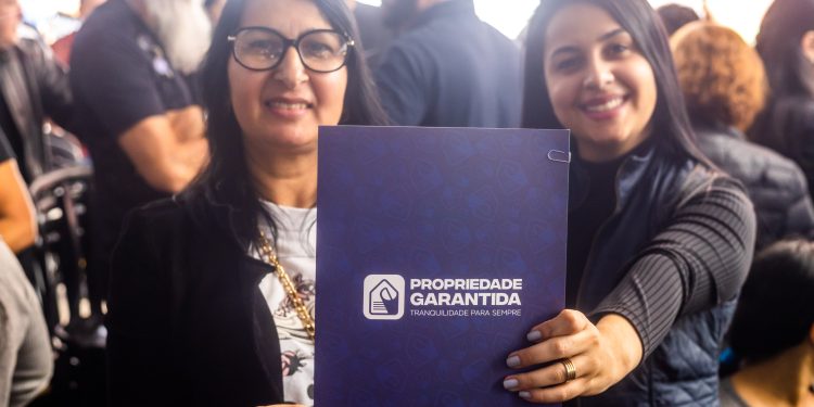Prefeito entrega títulos de regularização fundiária e escrituras do Programa Propriedade Garantida em Heliópolis, na Zona Sul