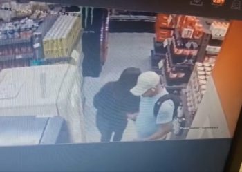 Mulher é assediada dentro de supermercado