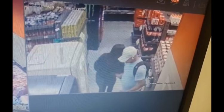 Mulher é assediada dentro de supermercado