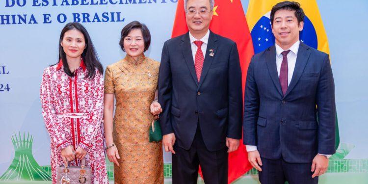 Thomas Law participa de festividades na Embaixada da China em Brasília