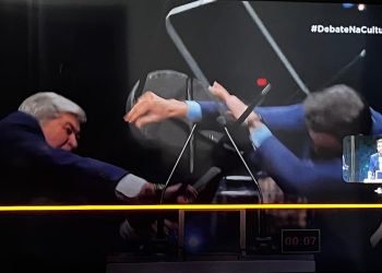 Datena agride Marçal com uma cadeirada  durante debate em São Paulo. Tentativa de homicídio ao vivo na TV