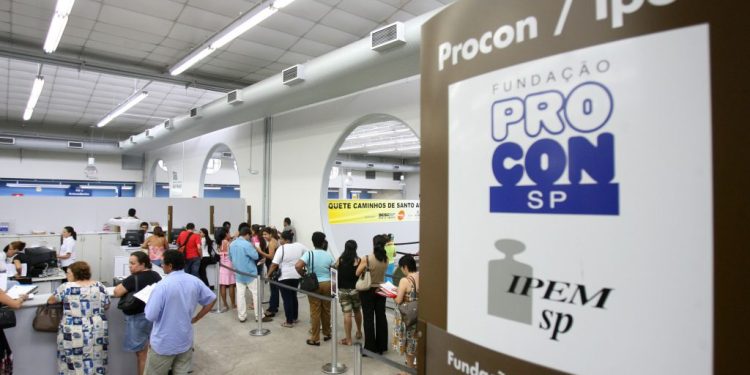 Procon-SP lança enquete para conhecer desafios que idosos enfrentam no consumo