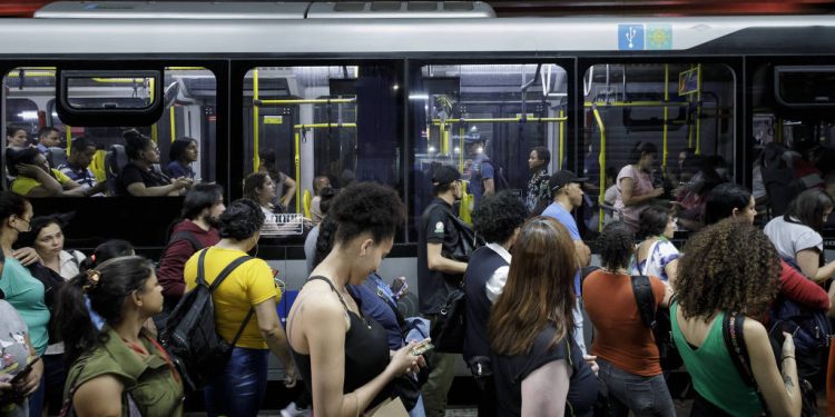 Desigualdade em São Paulo: 47% dos idosos trabalham na informalidade e mulheres enfrentam desemprego elevado