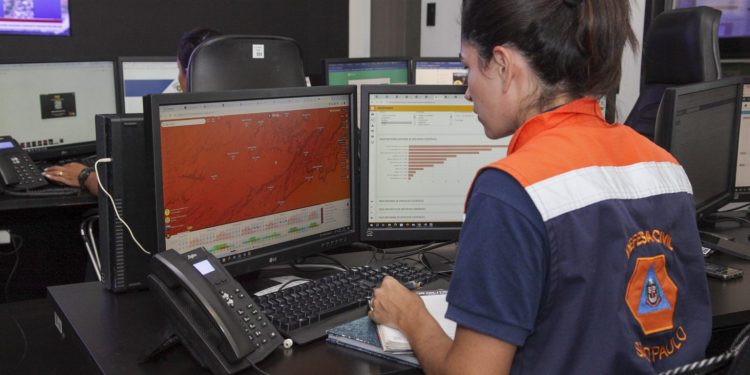 Passagem de uma frente fria, entre sexta e domingo em SP, vai provocar chuvas e ventos intensos