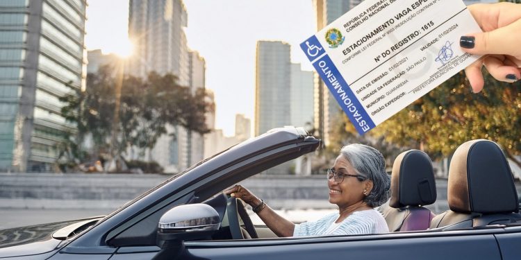 Idosos e pessoas com deficiência já podem emitir credencial digital para estacionamento exclusivo