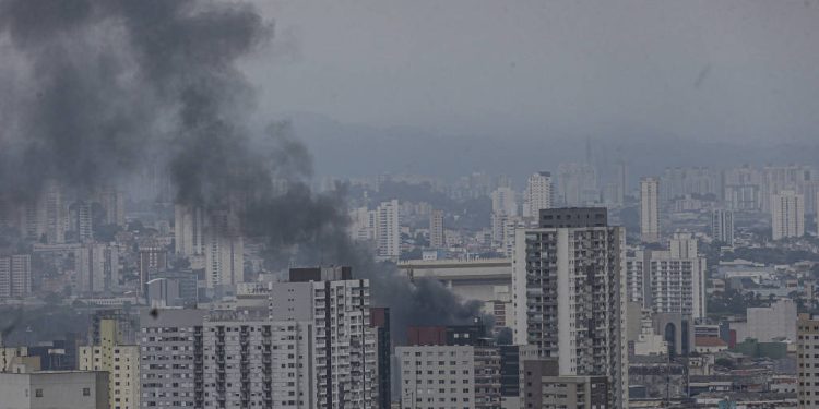 Centro de SP: Incêndio atinge prédio comercial na região do Brás e pode cair