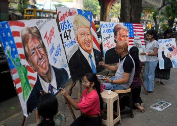 Alunos da Escola de Arte Gurukul pintam retratos de Donald Trump em Mumbai, quarta-feira, 6 de novembro de 2024. (Rafiq Maqbool/AP)