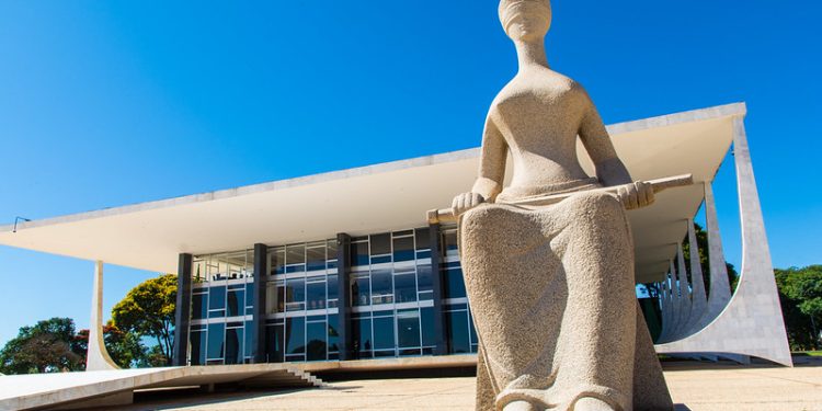 Foto na Praça dos Três Poderes, em Brasília, sede do STF