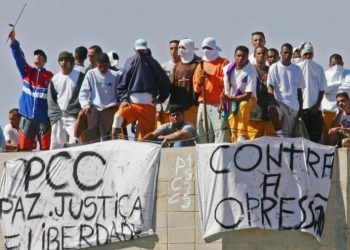 Membros do PCC protestando.