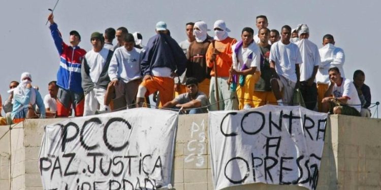 Membros do PCC protestando.