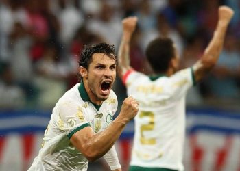 Palmeiras vence Bahia de virada e encosta no líder Botafogo