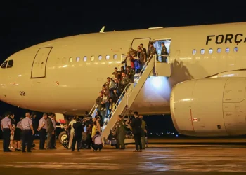 Mais um voo da FAB com 237 repatriados do Líbano chega a SP