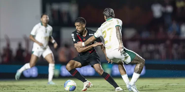 Palmeiras supera dificuldades, bate Atlético-GO e entra na reta final como líder