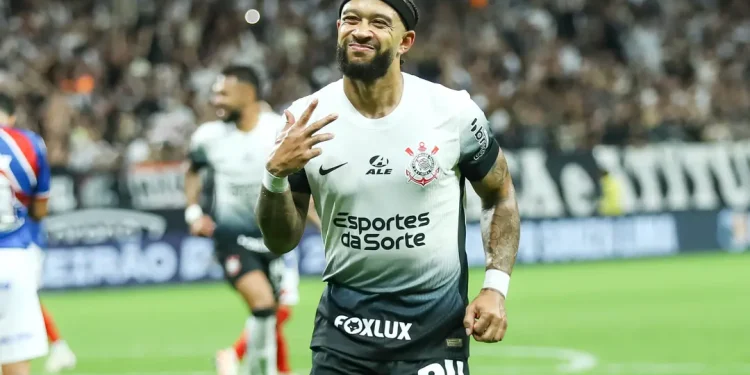Com show de Memphis Depay, Corinthians vence Bahia e fica muito perto da Libertadores 2025