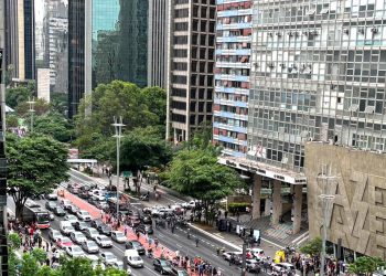 Mulher é feita refém em ponto de ônibus na Avenida Paulista