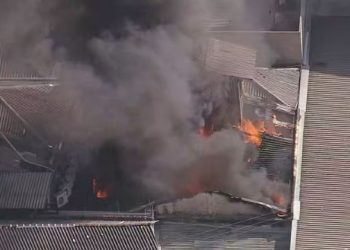 Incêndio atinge prédio comercial no Bom Retiro, centro de SP