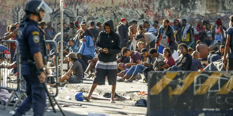 Ação policial levam fluxo da Cracolândia para novas áreas