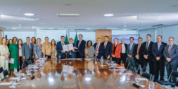 Lula sanciona Lei que restringe o uso de celular nas escolas públicas e privadas