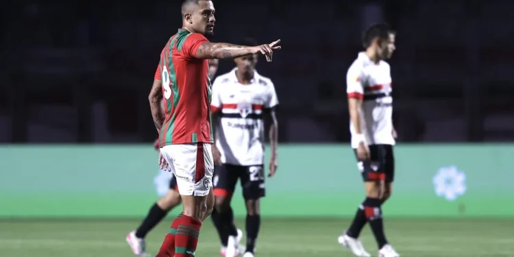 São Paulo vira nos acréscimos e vence a Portuguesa no Paulistão