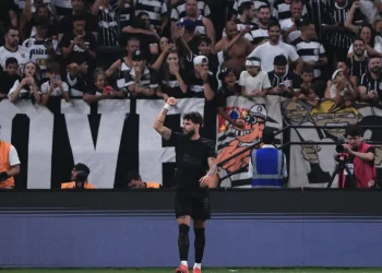Corinthians vence o Santos em clássico com recorde de público e show de Yuri Alberto