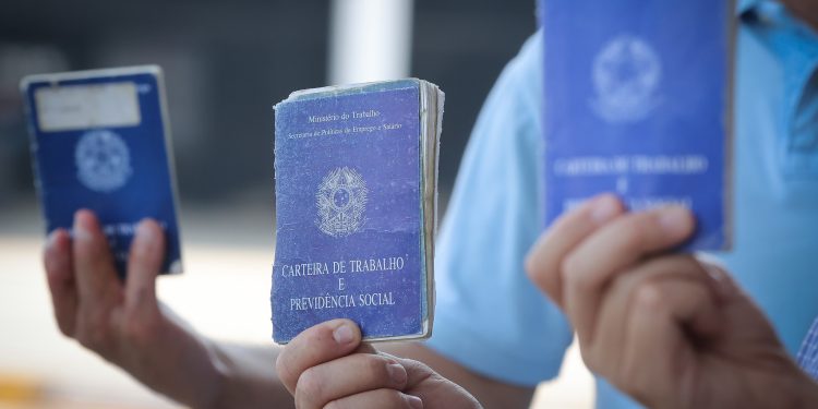SP lidera na criação de empregos com carteira 